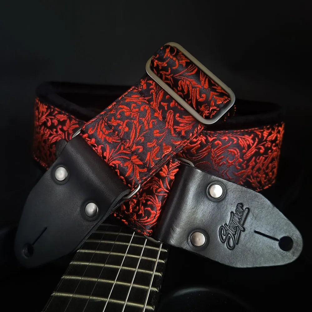 Gepolsterter Premium Gitarrengurt Luxury Red Baroque in Schwarz-Rot – handgefertigt mit Jacquardmuster, rotem Akzent und Lederenden von Steyner Straps.