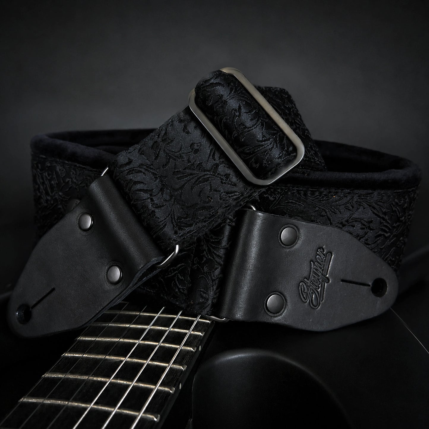 Gepolsterter Premium Gitarrengurt – Luxury Black Baroque 70 mm (schwarz-gunmetall)