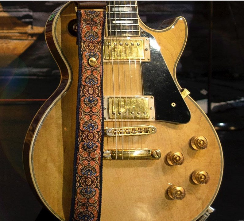 gold gibson les paul mit handgefertigem Retro Gitarrengurt mit Paisley Muster von Steyner