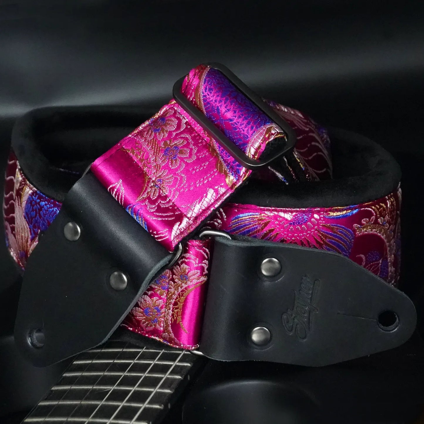 Gepolsterter Gitarrengurt pink – Tropical Berry 70 mm (schwarz-gunmetall)