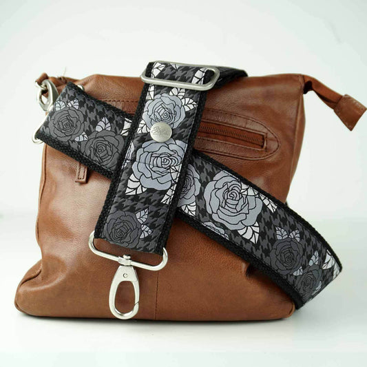 Bunter_Schultergurt_fuer_Tasche_mit_Karabiner_Blumen Rosen Muster schwarz Trageriemen