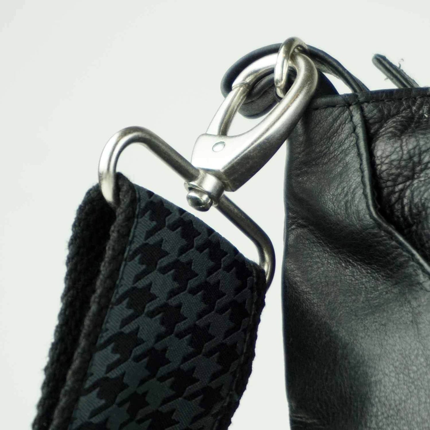 Schwarzer_Taschengurt_Schulterriemen_Schultergurt_mit_Karabiner_kariert_Muster_Steyner