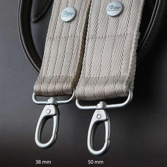 Breiter und schmaler Taschengurt / Schulterriemen aus Nylon , beige und weich an schwarzer Ledertasche