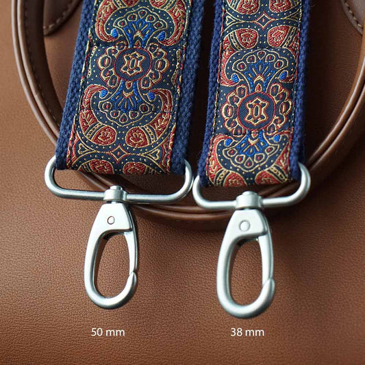 Taschengurt / Schulterriemen breit in blau und Paisley Muster auf einer braunen Leder TascheHochwertiger Taschengurt / Schulterriemen in blau und Paisley Muster auf einer braunen Leder Tasche