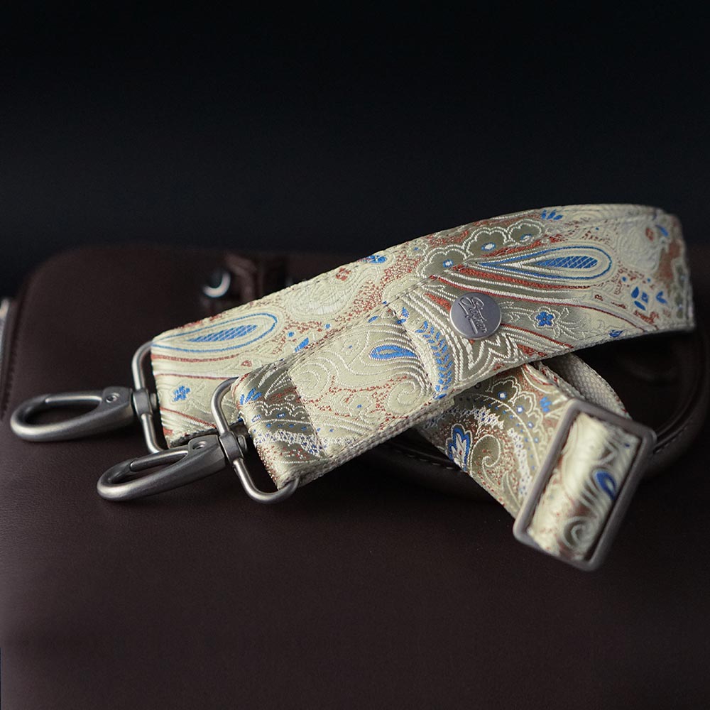Braune Handtasche mit hellem, schmalen Designer Taschengurt mit Paisley Muster