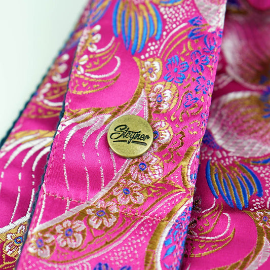 Gitarrengurt Pink mit Blumen Muster und Steyner Niete