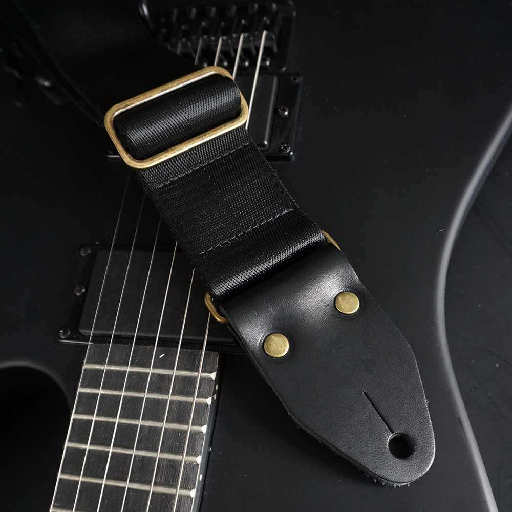 Gepolsterter Gitarrengurt schwarz - Luxury Black Paisley (messing-schwarz)