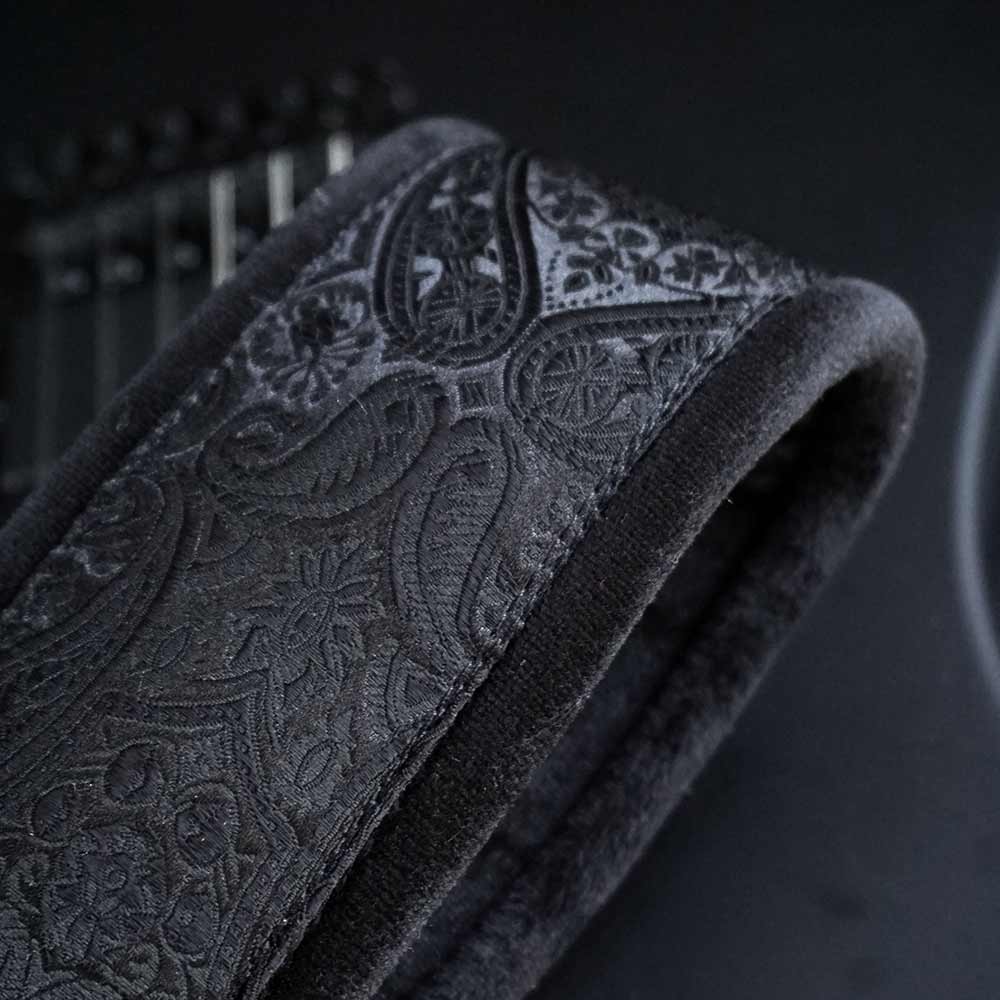 Gepolsterter Gitarrengurt schwarz - Luxury Black Paisley 70 mm (schwarz-messing)