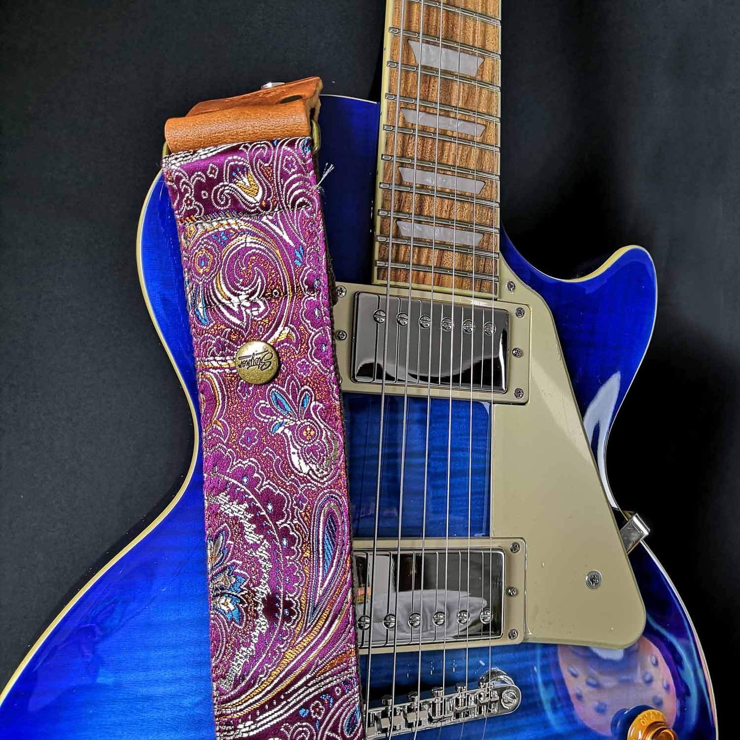 Gitarrengurt Pink mit seiden Glanz auf blauer les paul Gitarre