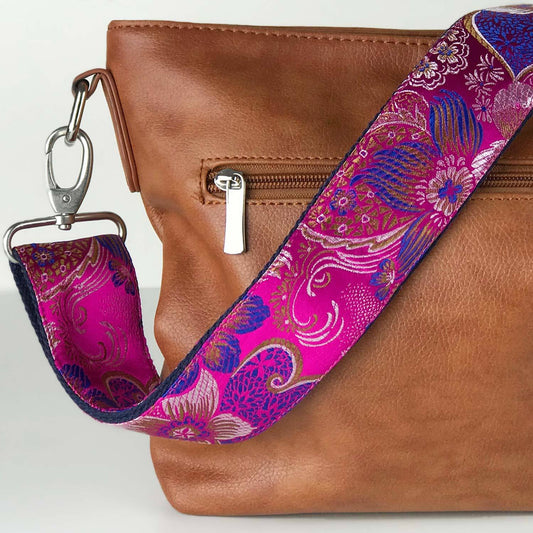 Taschengurt - Schulterriemen - Schultergurt in pink und buntem Blumen Muster mit einer braunen Handtasche
