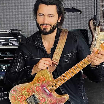 Beiger Nylon Gitarrengurt auf roter Gitarre