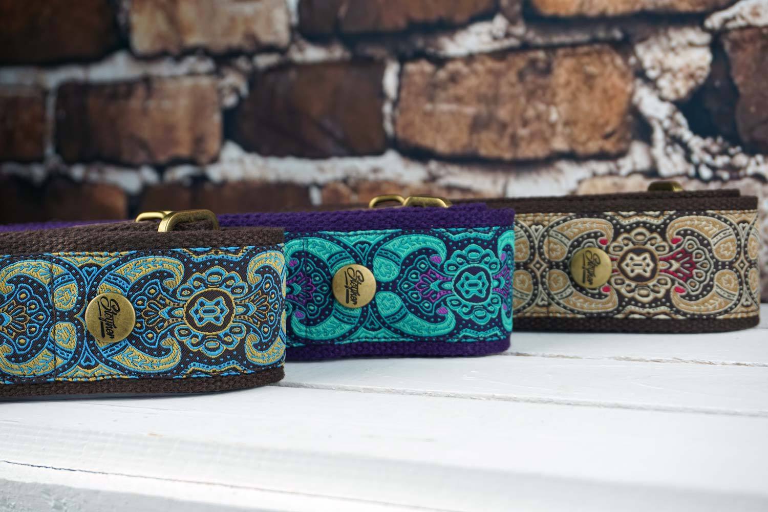 Retro Gitarrengurte gemustert in bunten Farben