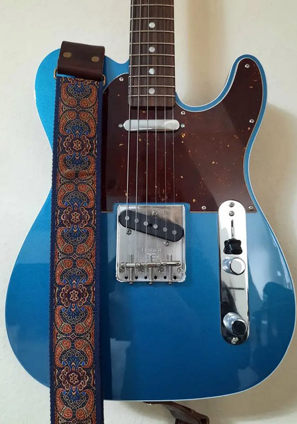 Blaue Telecaster E-Gitarre mit Gitarrengurt von Steyner in Retro Optik