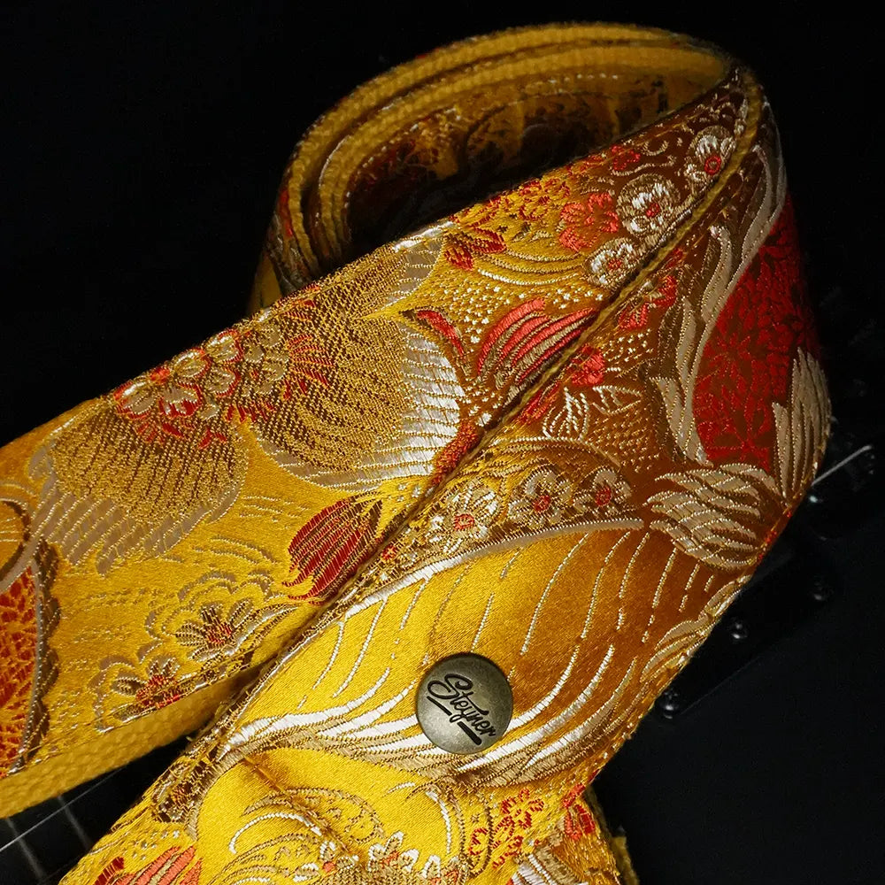 Brokat Gitarrengurt gelb mit Blumen Muster bunt - Detailaufnahme mit Marken Logo