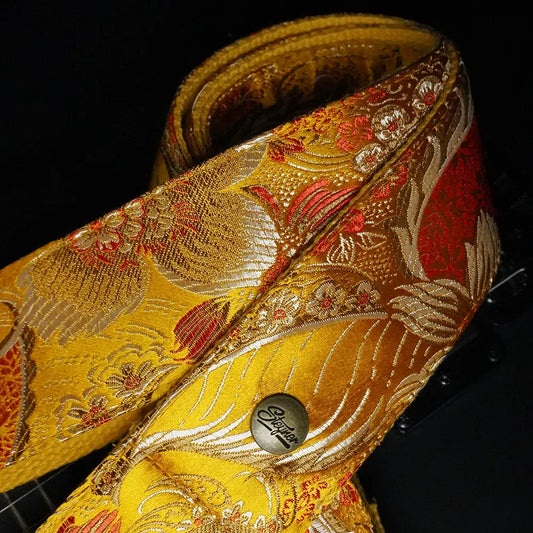 Brokat Gitarrengurt gelb mit Blumen Muster bunt - Detailaufnahme mit Marken Logo