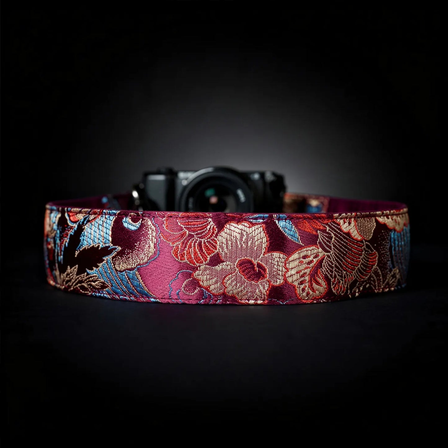 Veganer Designer Kameragurt Eastern Raspberry von Steyner in Pink mit floralem Muster
