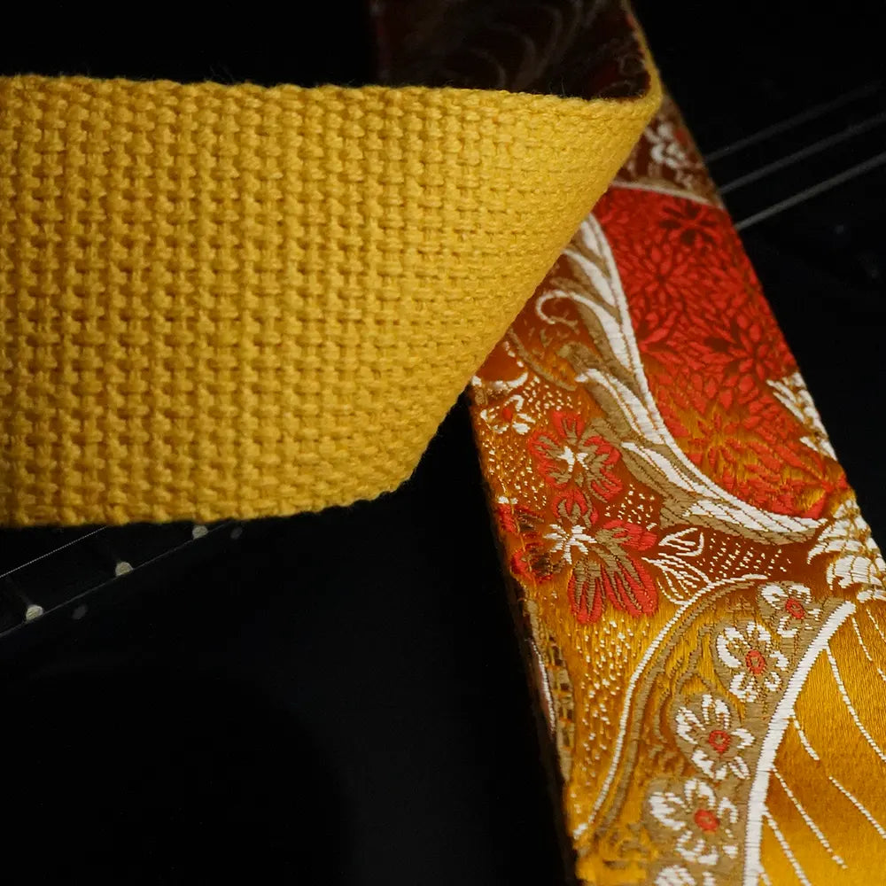 Hochwertiger Brokat Gitarrengurt in gelb mit Blumen Muster und rutschfester Baumwollrückseite von Steyner