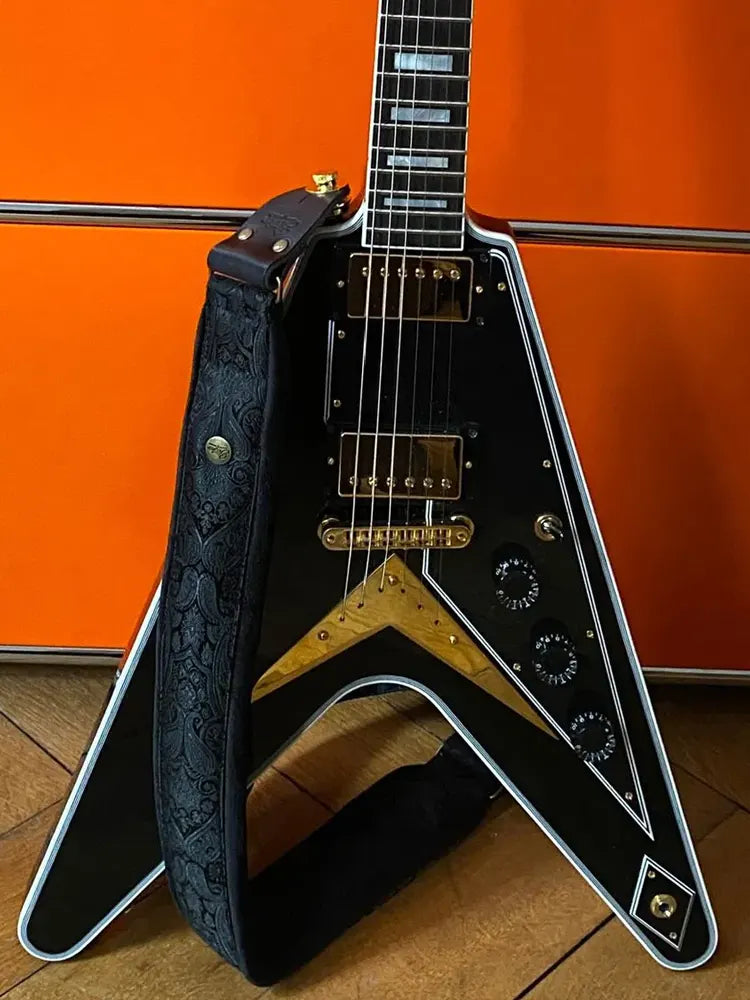 Schwarze Flying V mit gepolstertem Steyner Gitarrengurt