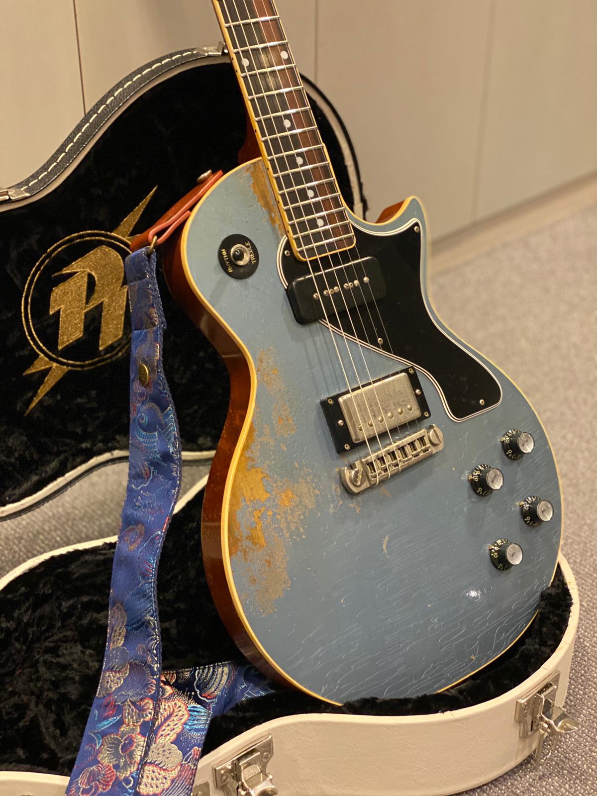 blue les paul with high quality blue guitar strap