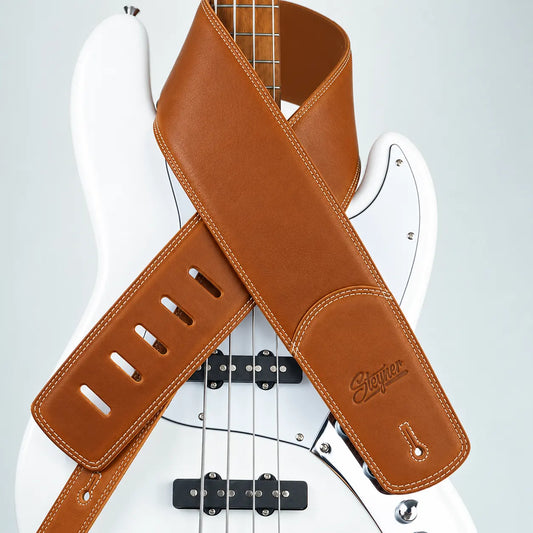 Breiter Leder Bassgurt in 9 cm Breite mit Polster in cognac hochwertig, bequem und rutschfest von Steyner auf einem weissen Bass