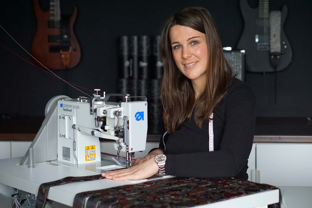 Lina Scholz Inhaberin Steyner Gitarrengurt Manufaktur an einer Nähmaschine