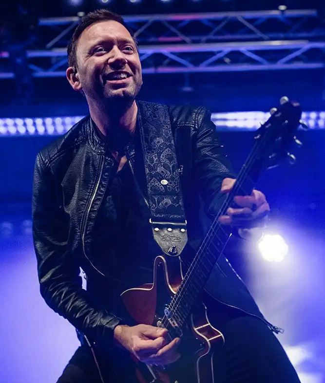 Gitarrist Markus Hoffmann mit breitem Premium Steyner-Gitarrengurt bei einem Live-Auftritt