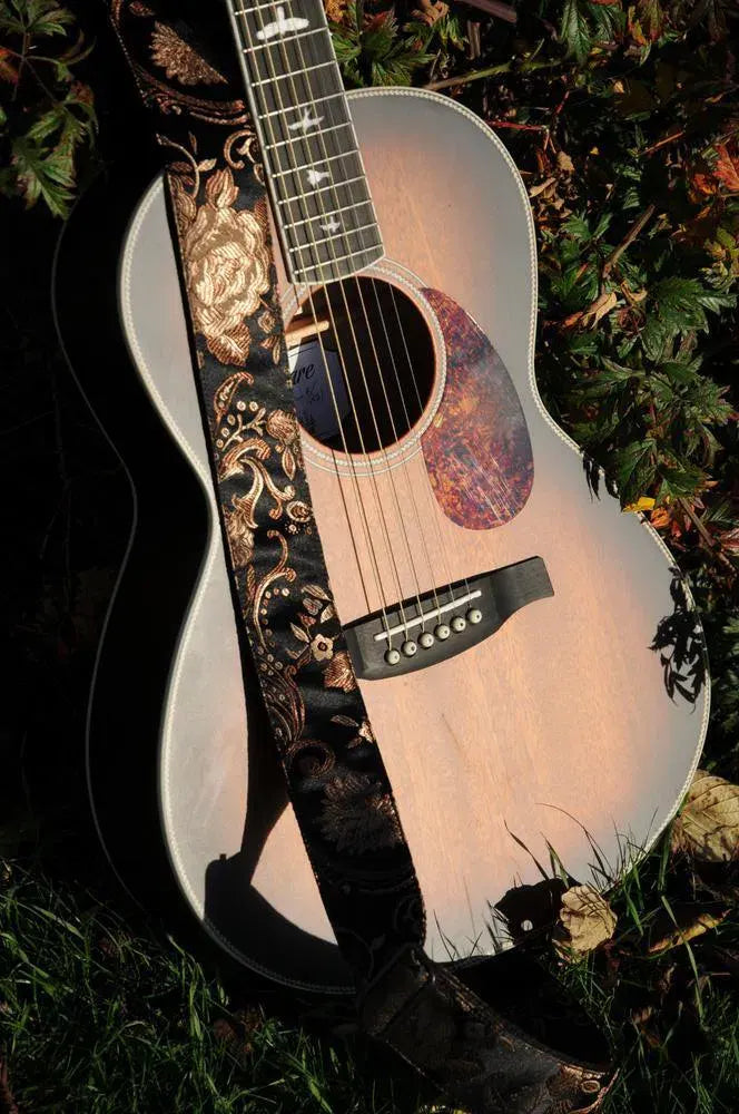 PRS P20E Parlour Akustikgitarre in Tobacco Sunburst mit handgefertigtem Gitarrengurt Luxury Rose Black, schwarzer Stoff mit goldenen Rosen von Steyner Straps