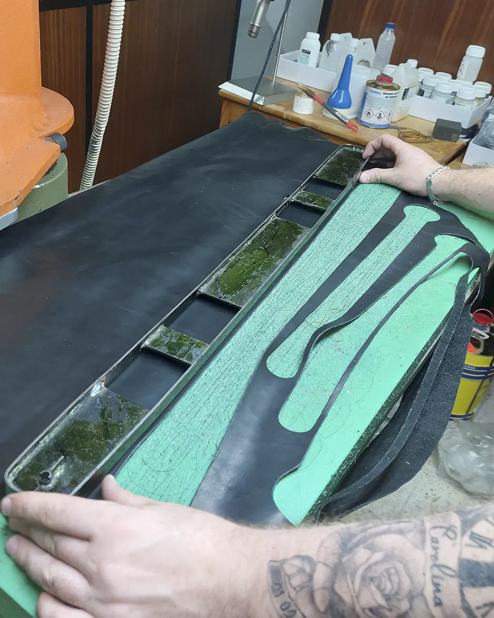 Zuschnitt für Steyner Ledergitarrengurte in der Ledermanufaktur in Portugal