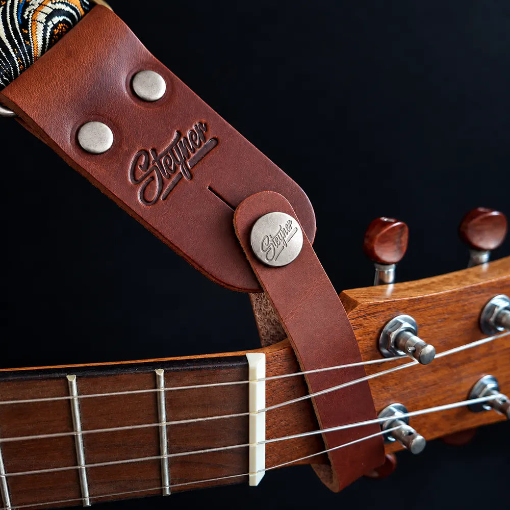 Gurtverbinder für Ukulelengurt und Mandolinengurt aus rotbraunem Echtleder mit Alt-Silber-Schraube, Strapbutton Adapter bei nur einem Gurtpin