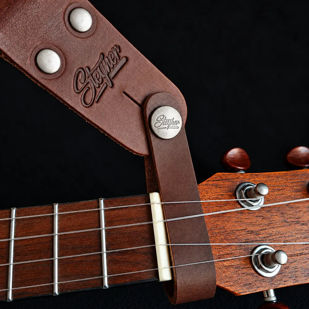 Dunkelbrauner Strapbutton Adapter aus Echtleder mit Alt-Silber-Schraube: Gurtverbinder für Ukulelengurte und Mandolinengurte bei nur einem Gurtpin