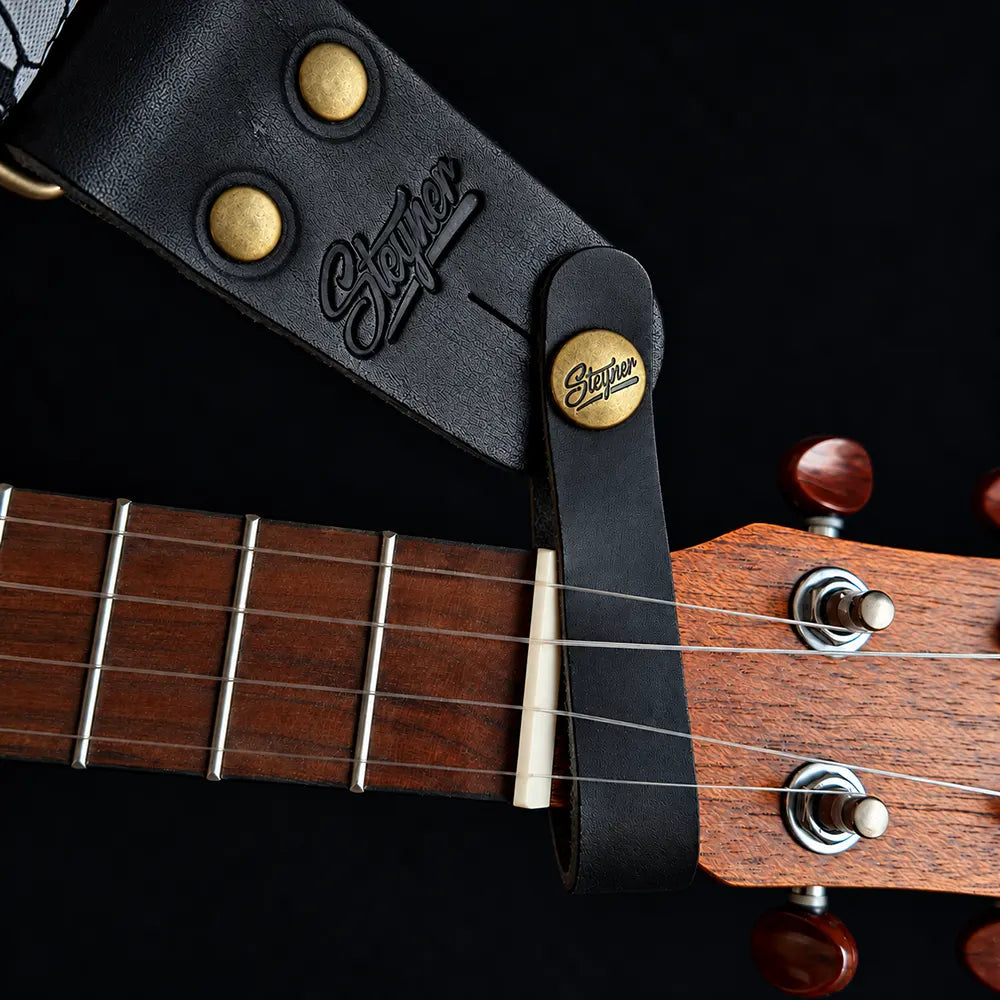 Schwarzer Gurtverbinder für Ukulelengurt und Mandolinengurt aus Echtleder, Strapbutton mit Alt-Messing-Schraube, Adapter bei nur einem Gurtpin