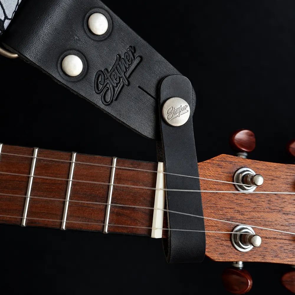 Schwarzer Strapbutton Adapter aus Echtleder mit Alt-Silber-Schraube, der clevere Gurtverbinder für Ukulelen und Mandolinen mit nur einem Gurtpin