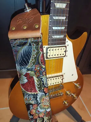 Gibson Les Paul Goldtop mit extra breitem Steyner Tropical Gitarrengurt mit buntem Blumenmuster.