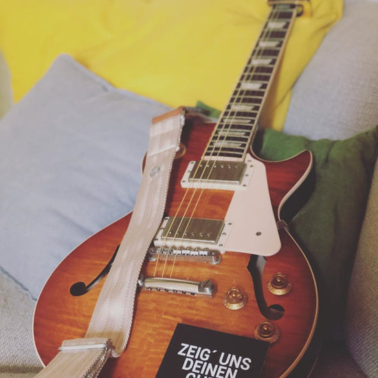 Gitarrengrut einfarbig beige mit Les Paul E Gitarre hochwertig besonderer Gurt