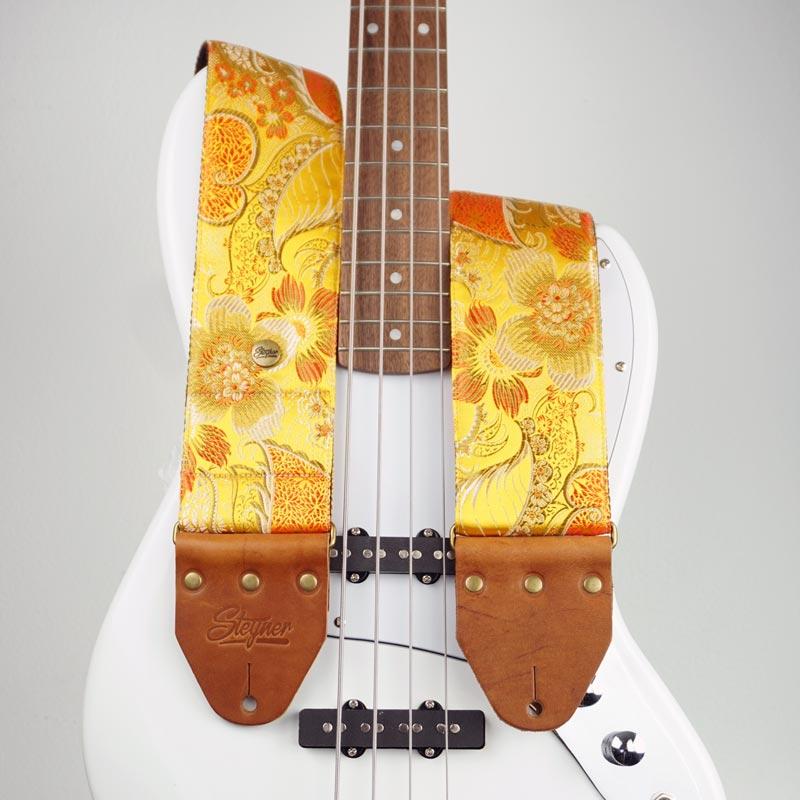 Vintage Bassgurt gelb mit Blumen Muster auf weisser Bass Gitarre - bequem, rutschfest und edel