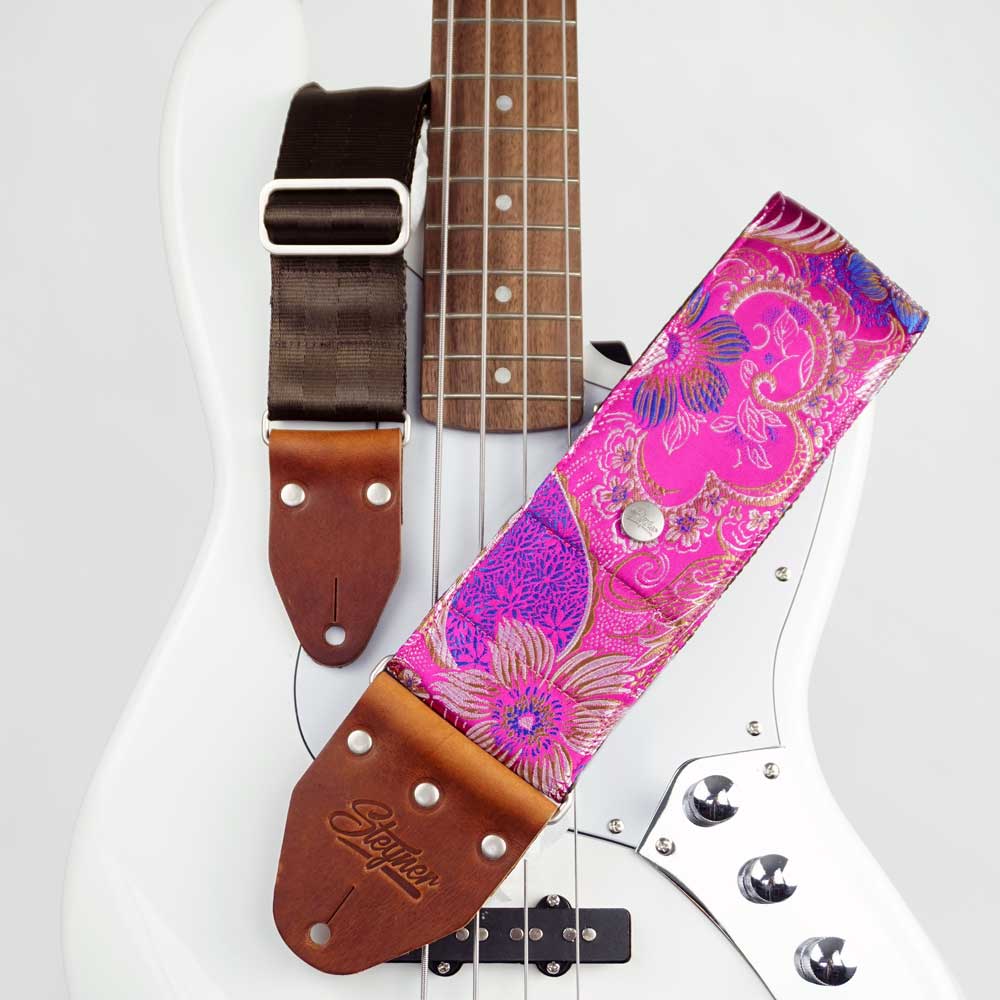 Pinker Bassgurt auf einem weißen Bass handgemacht aus Deutschland
