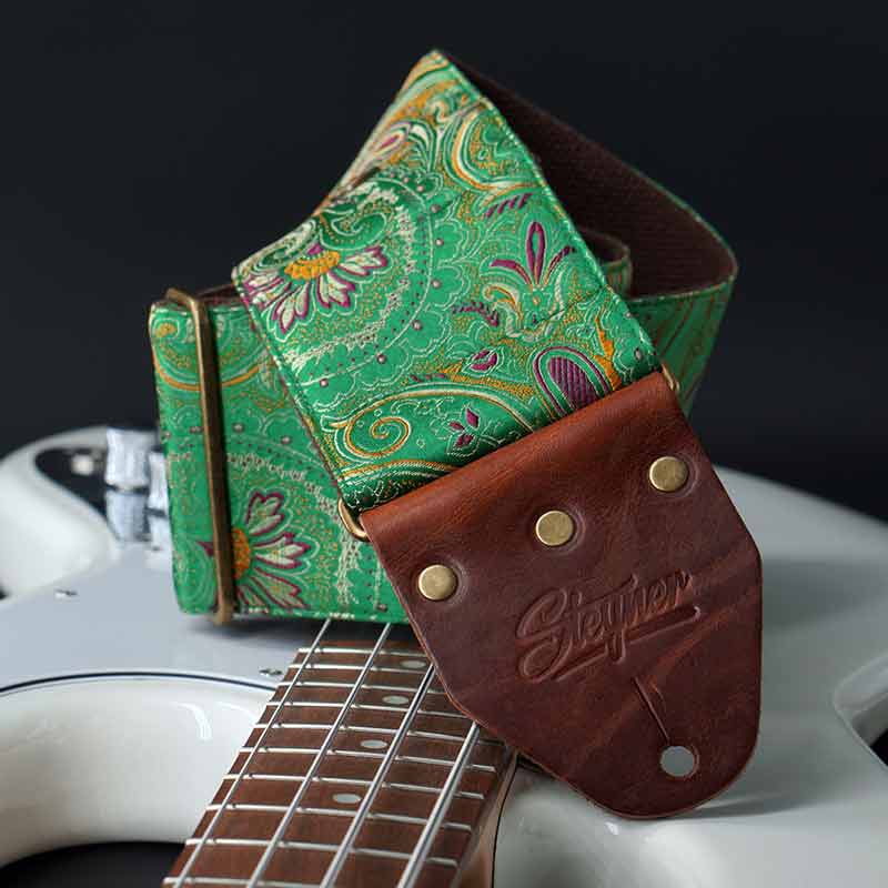 breiter Bassgurt Gitarrengurt in grün mit schönem buntem Paisley Muster
