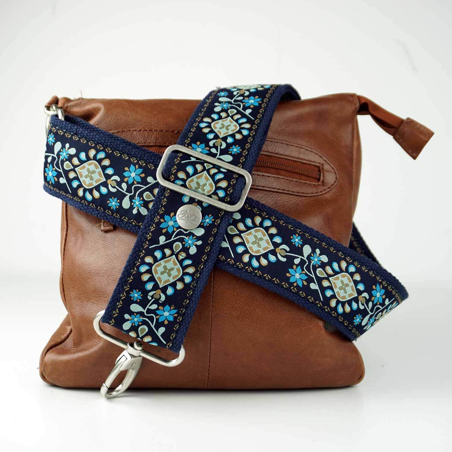 Schulterriemen bunt in blau mit Blumen Muster auf einer Handtasche