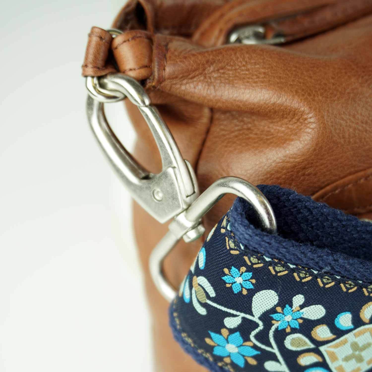 Bunter Taschengurt mit Karabiner in blauen Blumen an einer Tasche