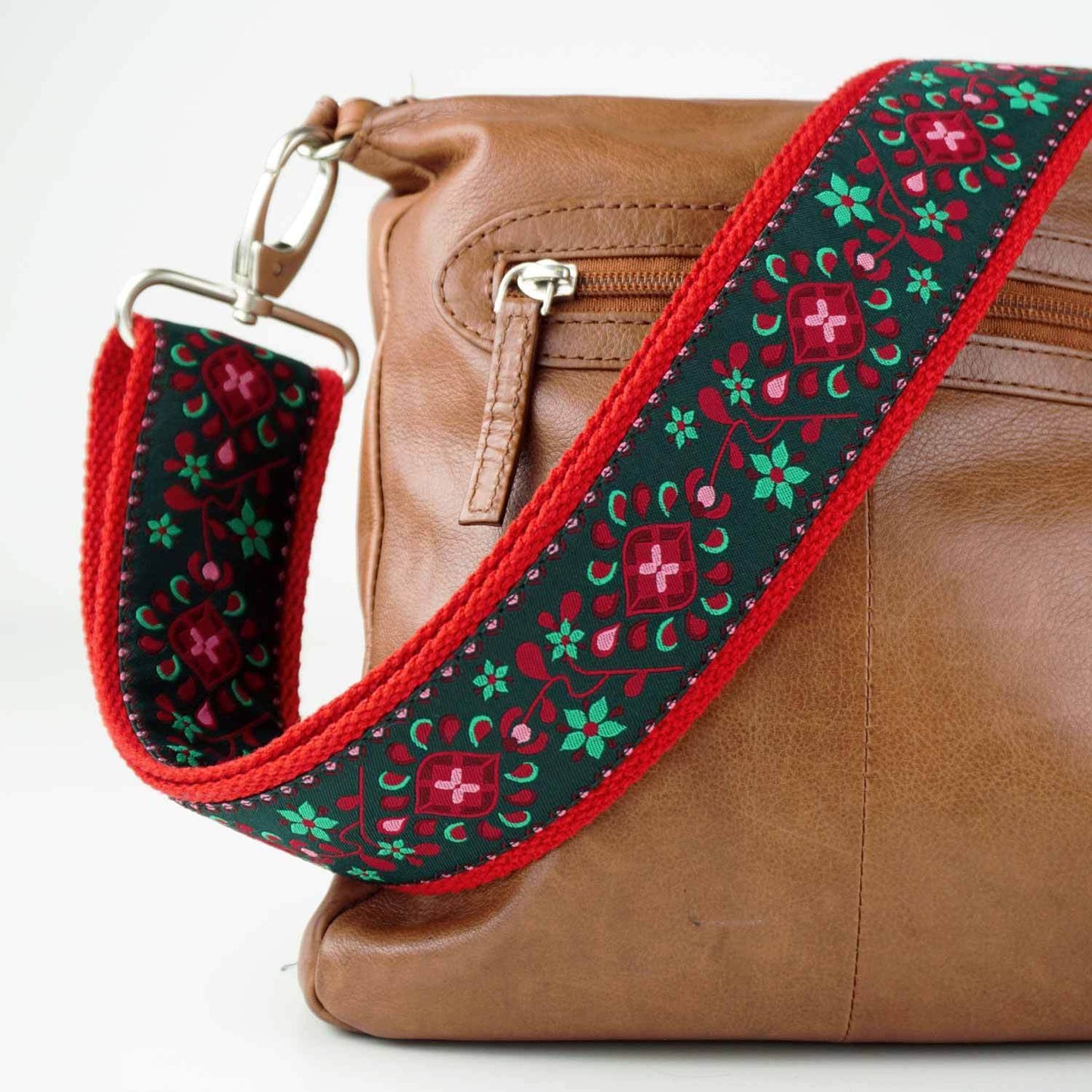 Taschengurt bunt mit Karabiner und Blumen Muster in rot und grün mit brauner Handtasche