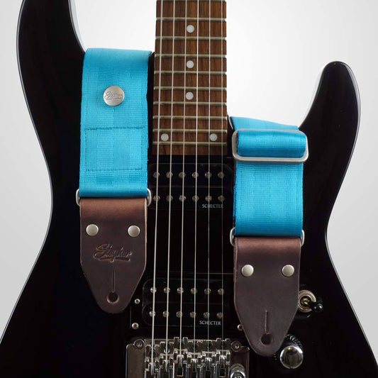 Blauer Seatbelt Gitarrengurt aus Sicherheitsgurtband auf einer schwarzen Stratocaster Gitarre