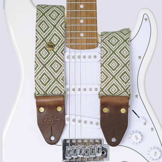 Veganer Gitarrengurt mit Ethno Muster in grün auf weisser Gitarre