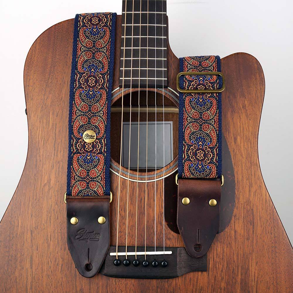 Gitarrengurt Retro Stil mit Paisley Muster auf einer Akustik Taylor Gitarre in bruan