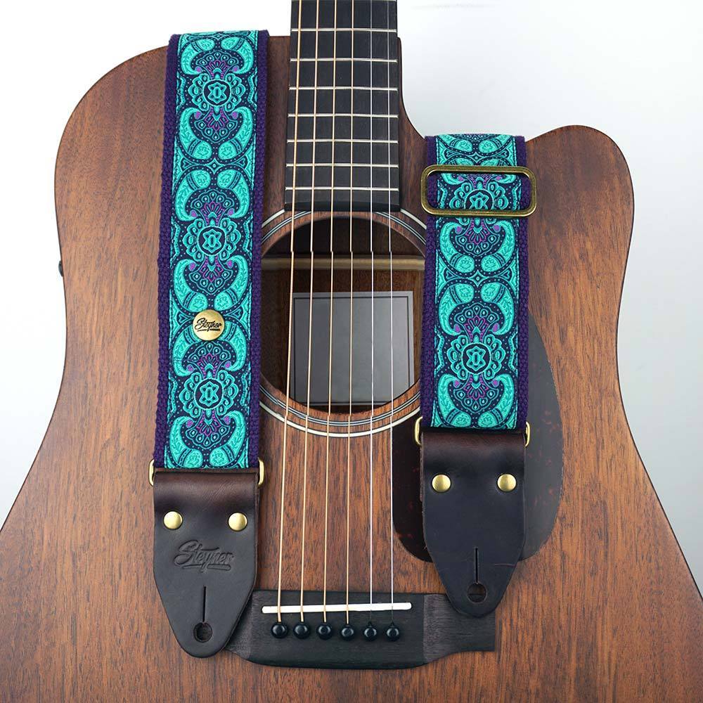 Retro Gitarrengurt bunt mit floralem Muster auf einer braunen Gitarre