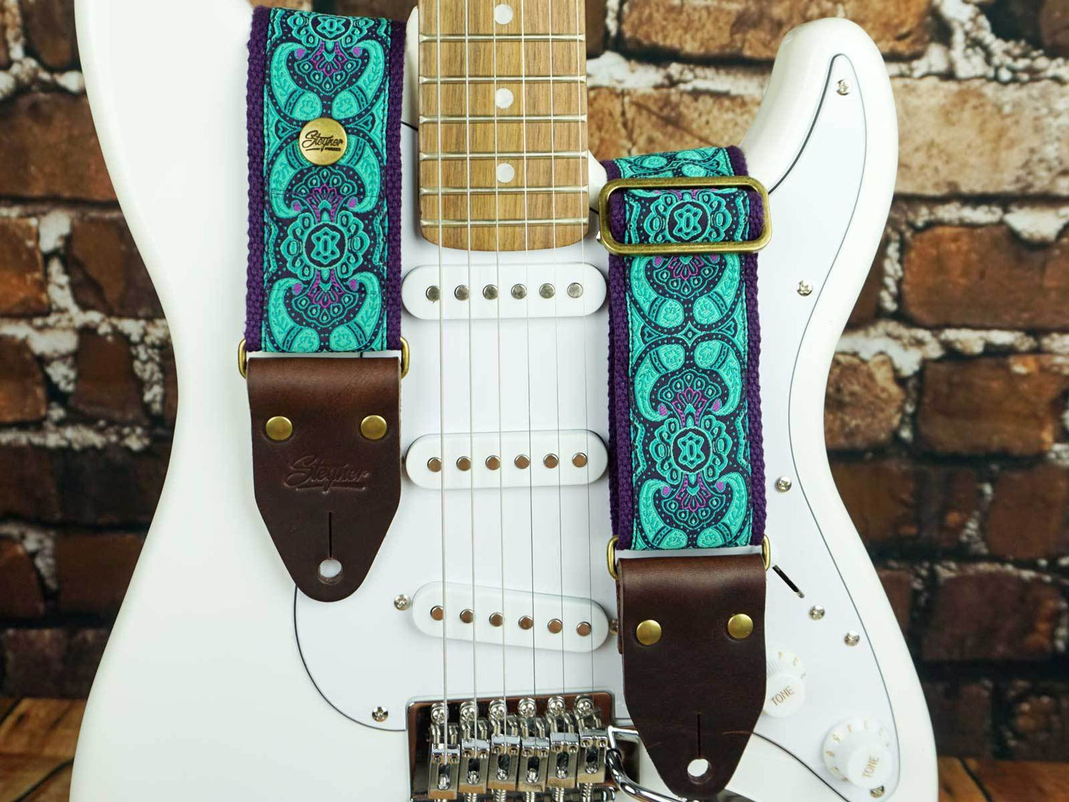 Retro Gitarrengurt bunt mit floralem Muster auf einer e Gitarre