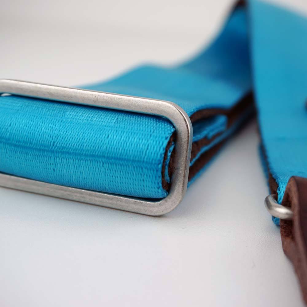Blauer Nylon Gitarrengurt aus Sicherheitsgurtband mit silbernen Metallteilen
