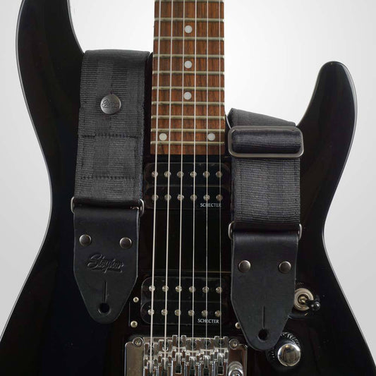 Schlichter weicher Gitarrengurt schwarz aus Autogurtband mit rutschfester Auflage und schwarzer Gitarre