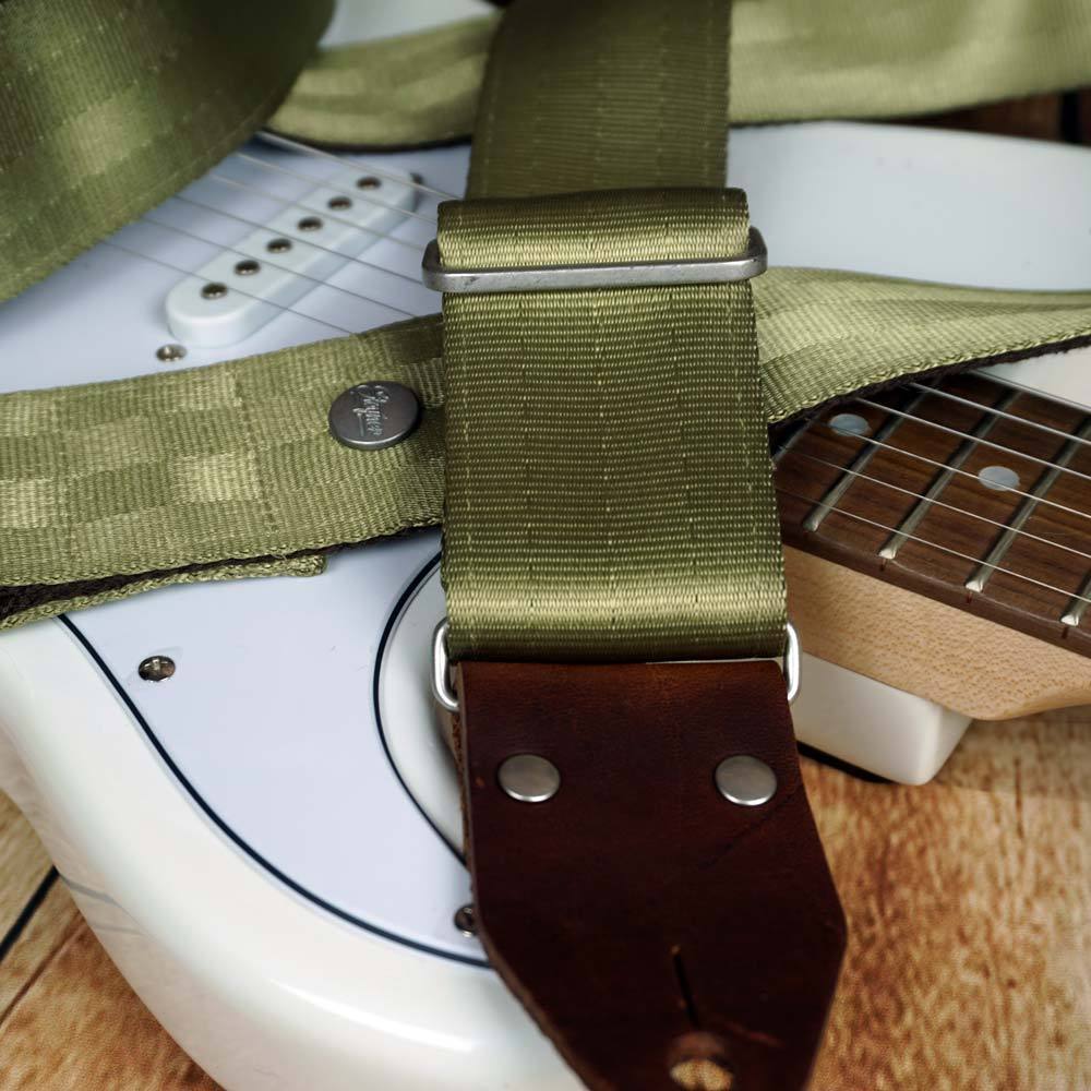 Gitarrengurt grün aus Sicherheitsgurtband Autogurt rutschfest auf weißer Gitarre