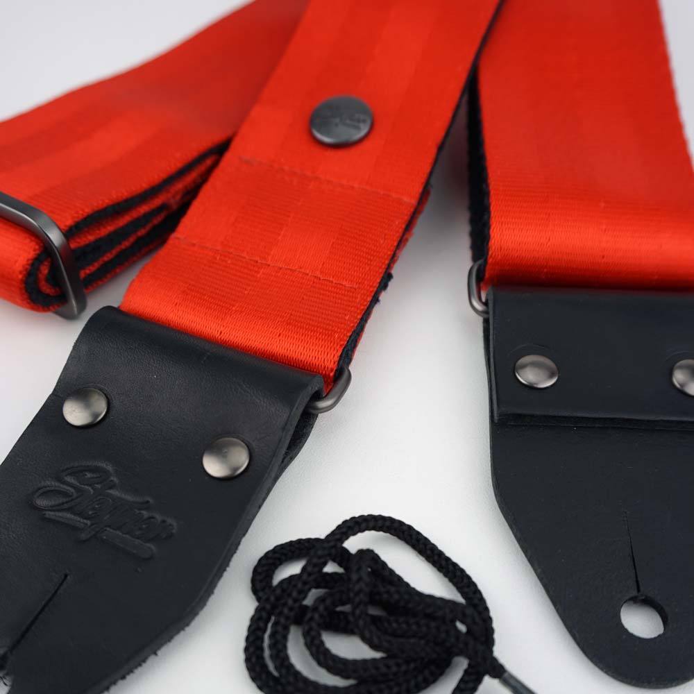 Gitarrengurt rot aus Sicherheitsgurtband mit robustem Leder Stück