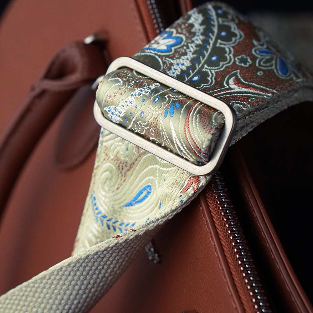 Luxus Designer Taschengurt breit mit Paisley Muster und Schimmer Effekt und brauner Tasche
